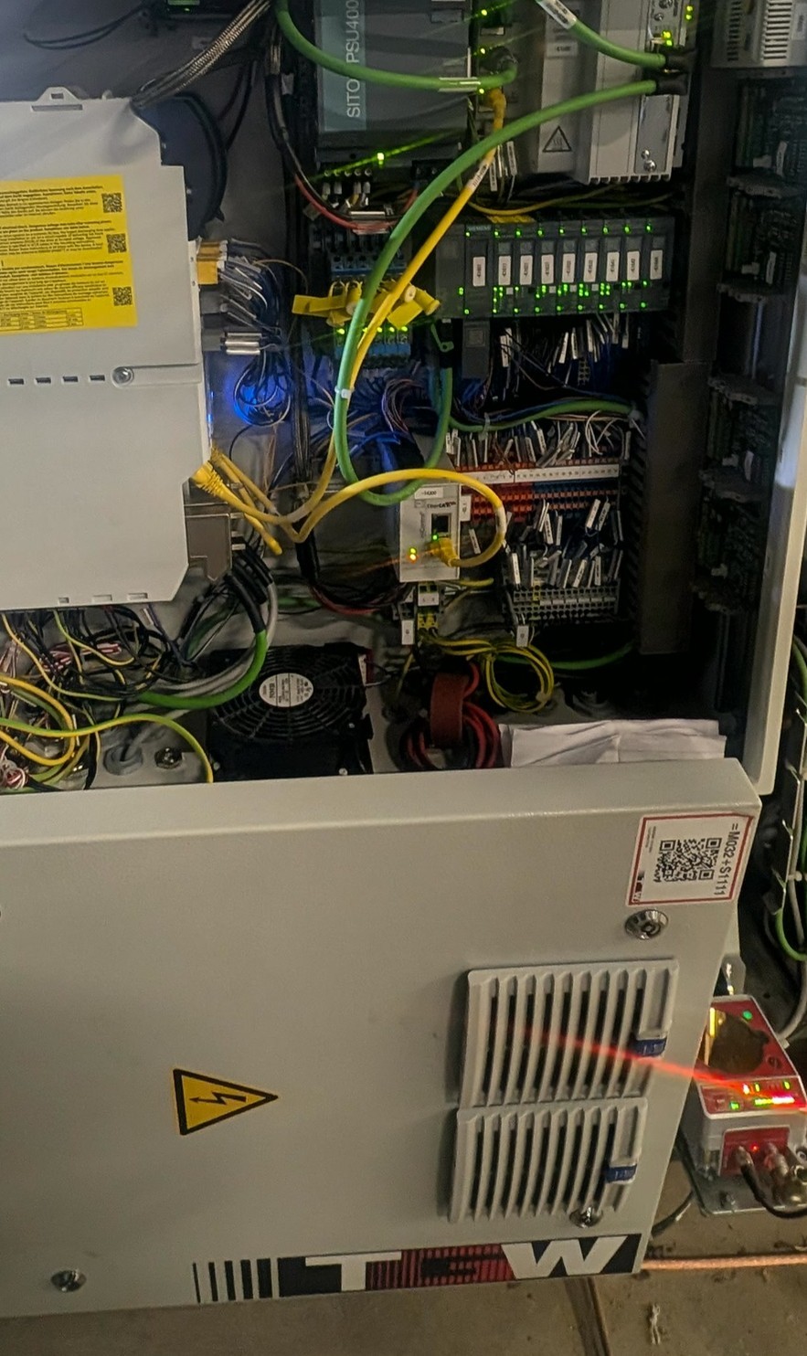 Técnico electricista profesional trabajando en cuadro eléctrico industrial
